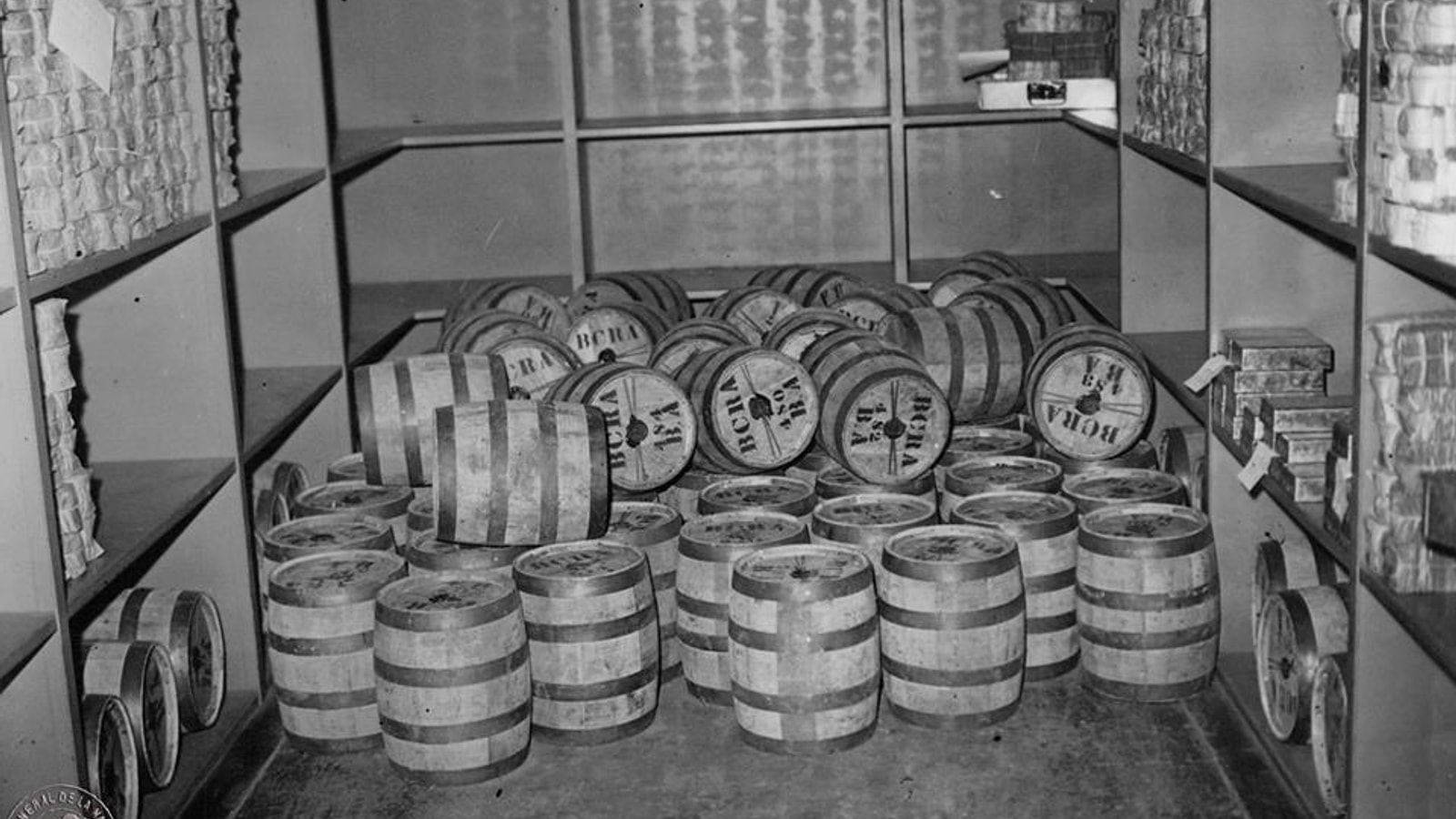 Lingotes y barriles de oro en la bóveda del BCRA, octubre de 1946
