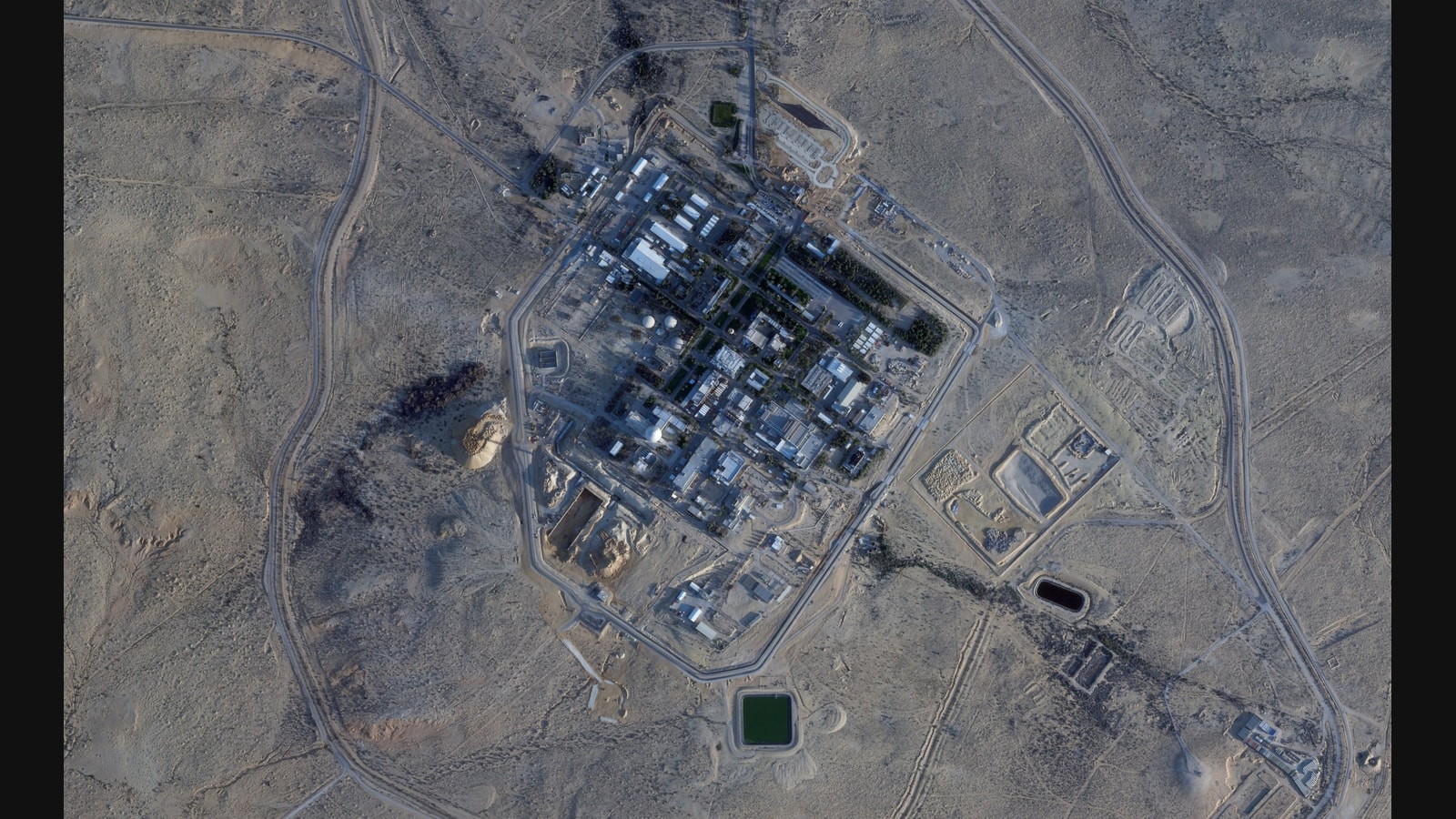 Vista satelital del Centro de Investigación Nuclear del Néguev, cerca de Dimona, encuadre.