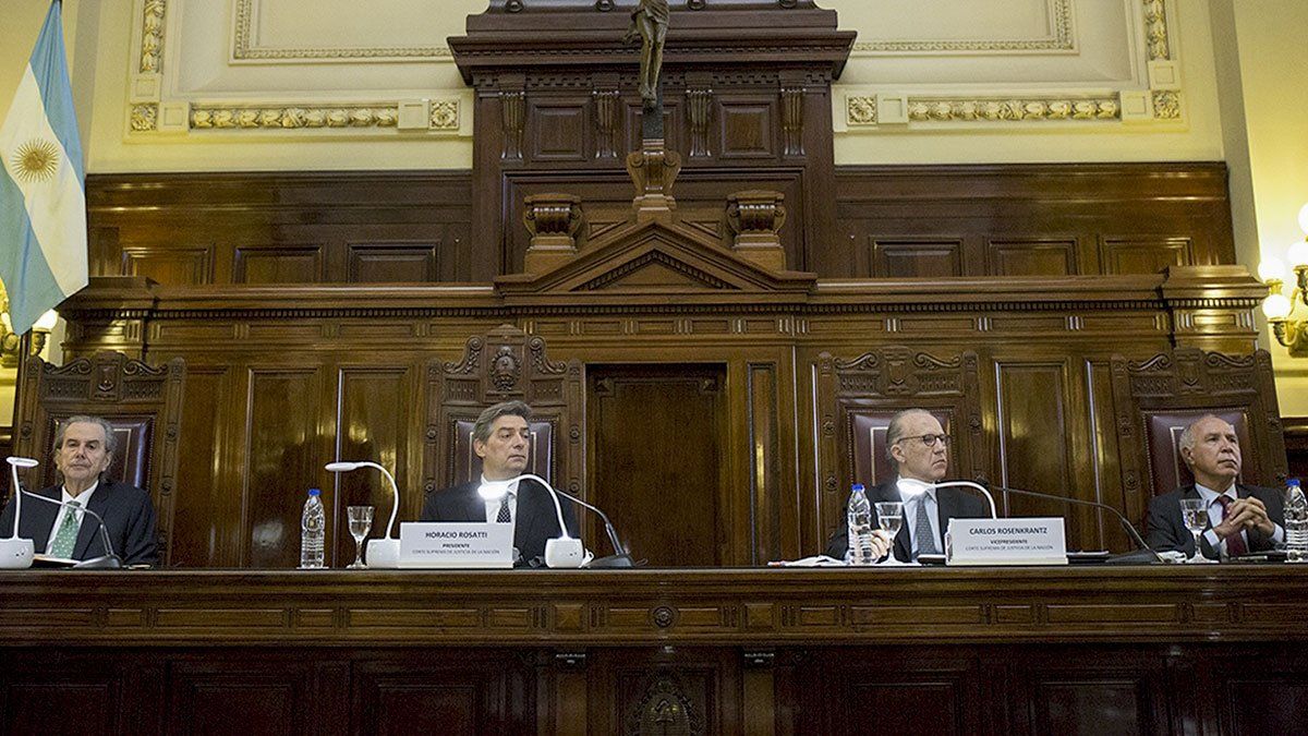 Los tres ministros de la Corte en el recinto