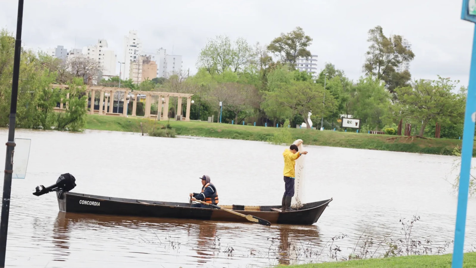 Lancha de Concordia sobre el agua que cubrió la orilla. Imagen Cortesía de El Heraldo