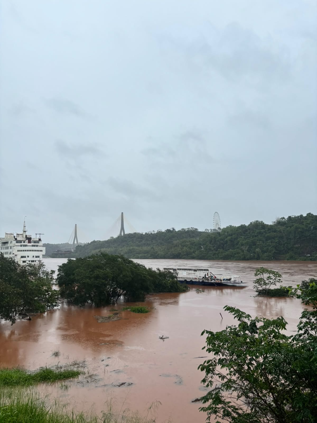 Puerto Iguazú y el puente Tancredo Neves, el 12 de octubre. Imagen Cortesía de Misiones Online