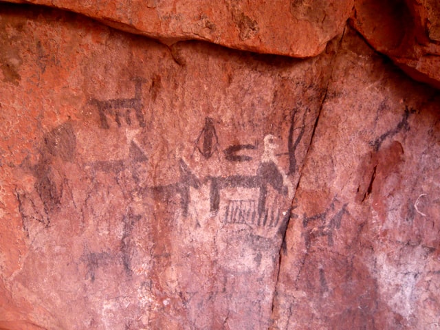 Camélidos pintados en Inca Cueva