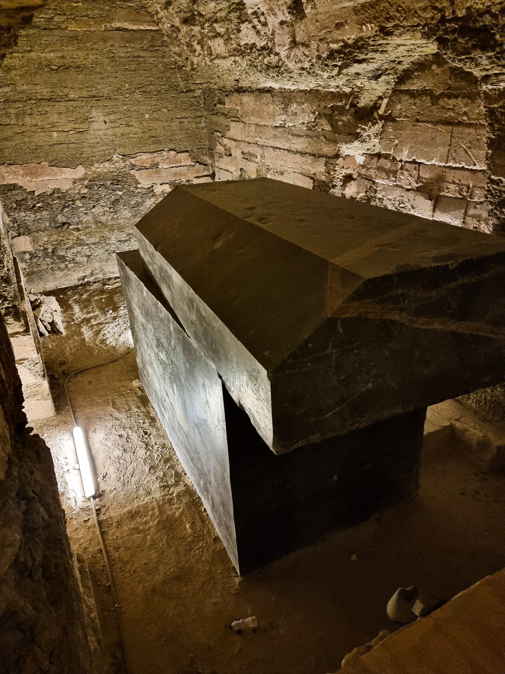 Serapeum de Saqqara — cámaras y sarcófagos de piedra dura (aprox. 4 m de largo, 2,3 m de ancho y más de 2 m de alto; peso estimado 60–100 toneladas) - Archivo Público