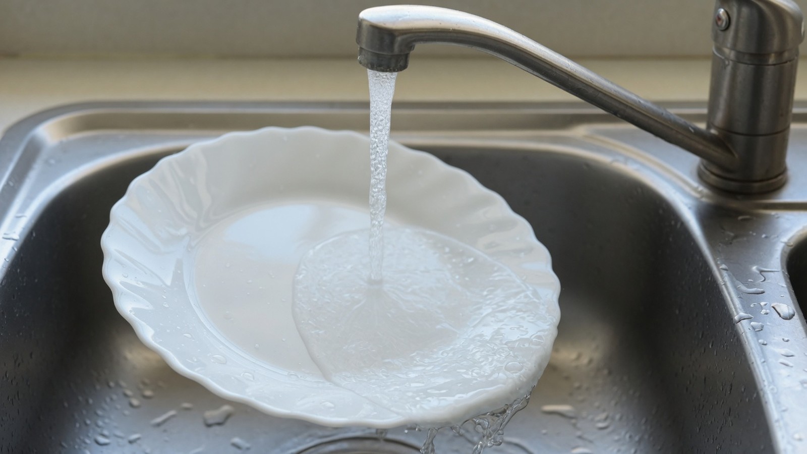 Enjuague con agua potable en utensilio de cocina - Imagen Cortesía de Fundado