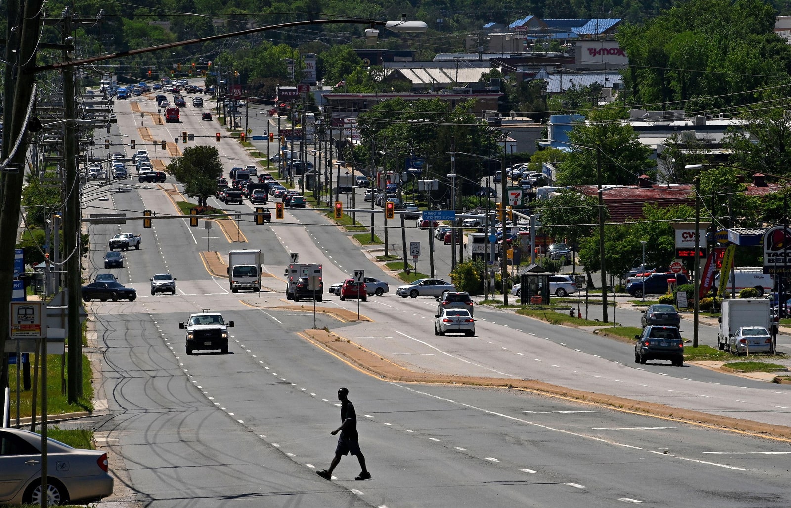 Peatón cruzando una avenida de varios carriles